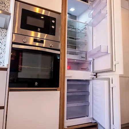 Bright With Views 3 Bedrooms 2 Bathrooms *