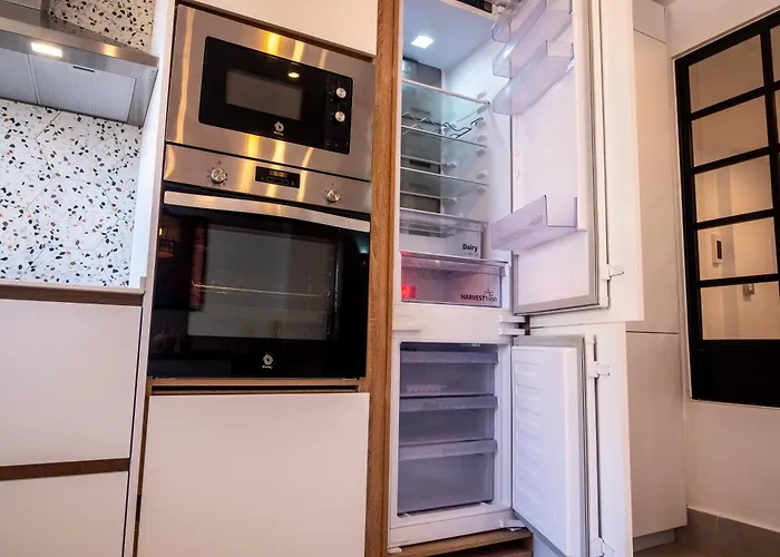 Bright With Views 3 Bedrooms 2 Bathrooms *